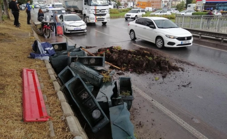 Belediye işçilerini taşıyan römork devrildi: 3 yaralı