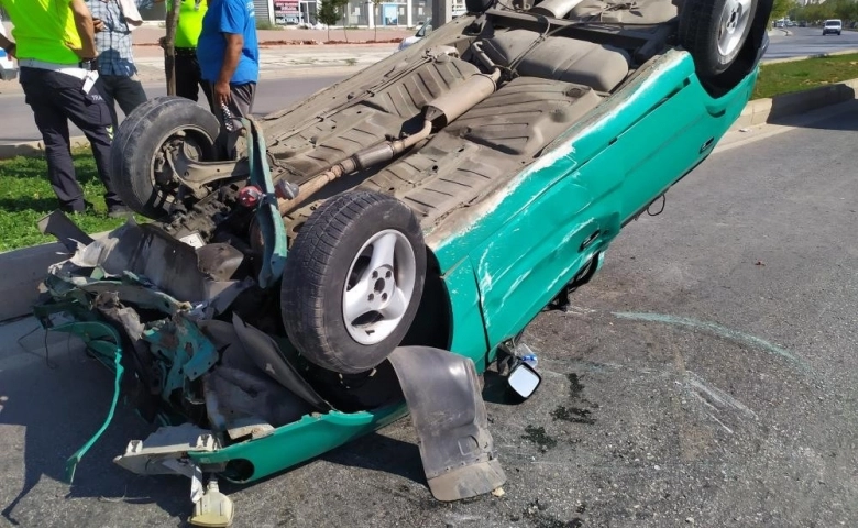 Gaziantep'te Sollama yapmak isteyen sürücü aracıyla takla attı: 4 yaralı