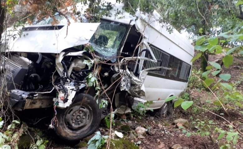 Osmaniye'de Kamyonete çarpan öğrenci servisi dereye uçtu: 10 yaralı