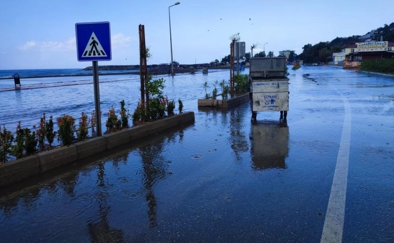 Hatay'da yollar sular altında kaldı, evleri su bastı