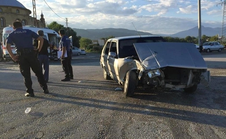 Osmaniye’de otomobil ile hafif ticari araç kafa kafaya çarpıştı: 4 yaralı