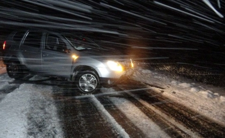 Kar ve tipi nedeniyle yol kapandı, tırlar yolda mahsur kaldı