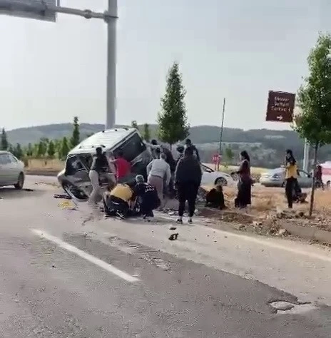 Adıyaman'da Otomobil ile hafif ticari araç çarpıştı: 8 yaralı