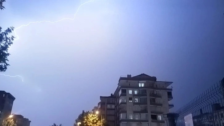 Konya da Şiddetli yağmurla birlikte çakan şimşekler gökyüzünü aydınlattı