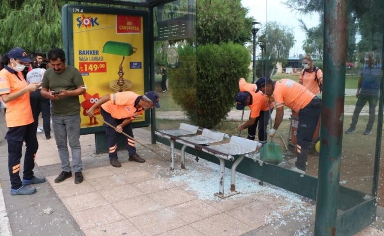 Mersin'de Sinir krizi geçiren kadın otobüs durağına saldırdı