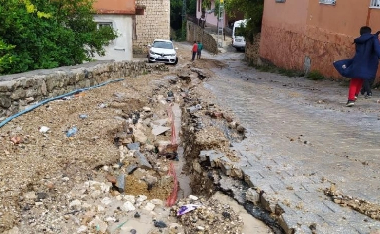 Hatay'da yollar çöktü, araçlar çukura düştü