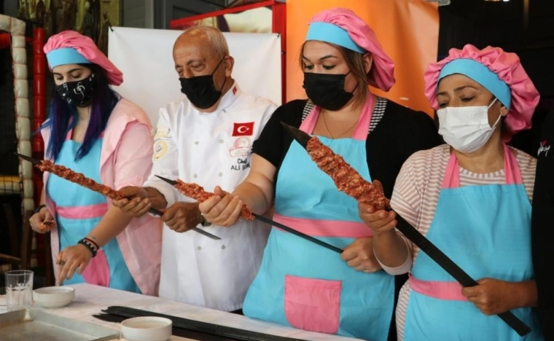 Kebabın başkenti Adana'ya kadın kebap ustaları geliyor