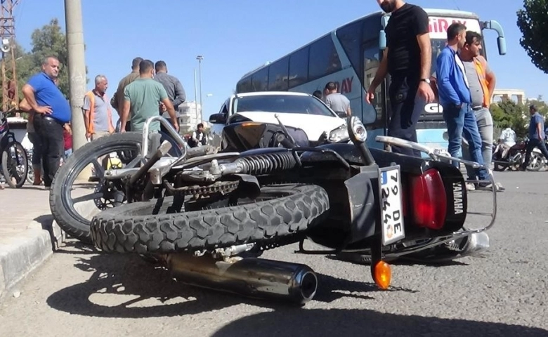 Kilis’te otomobil motosikletle çarpıştı: 2 ağır yaralı