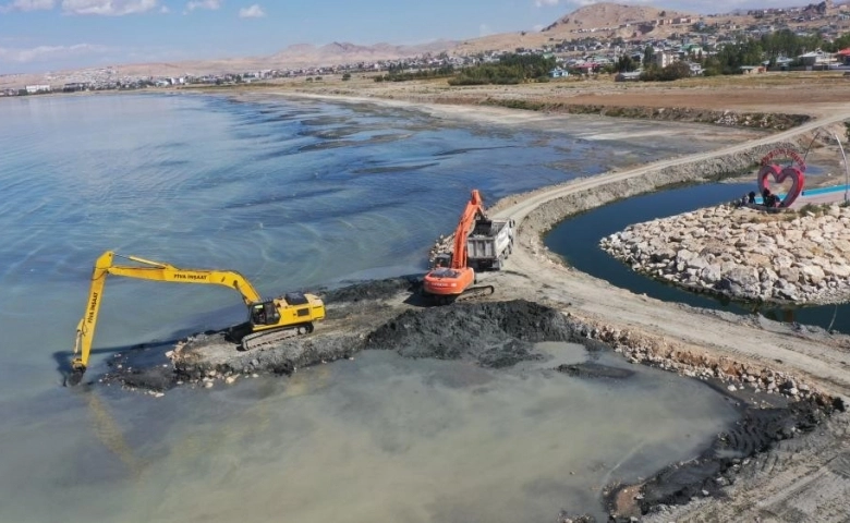 Van Gölü’nde rekor düzeyde dip çamuru temizlendi