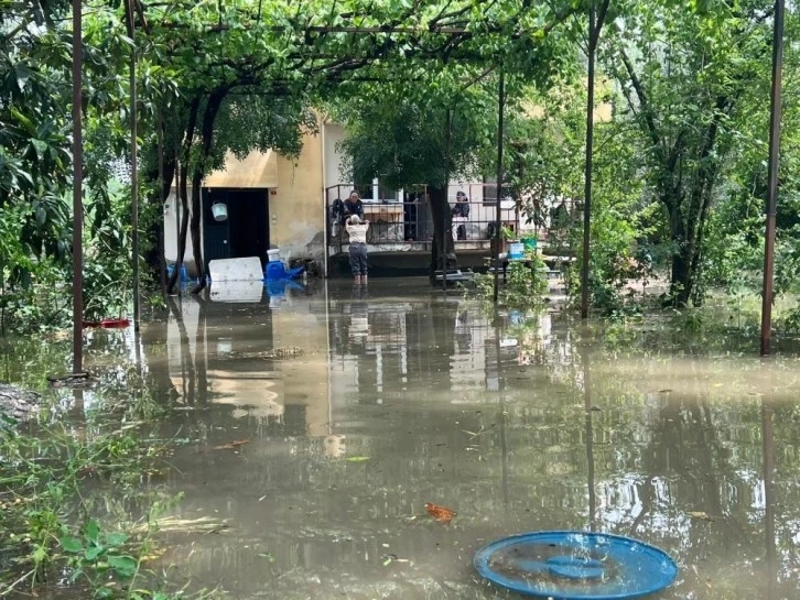 Osmaniye'de sağanak yağmur sonrası, evleri su bastı