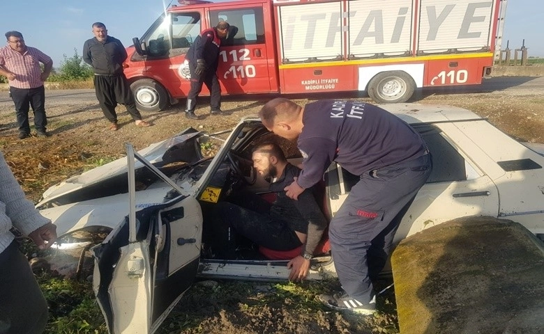 Tarlaya uçan otomobilin sürücüsü yaralandı