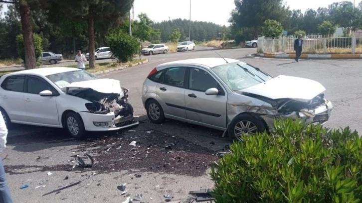 Diyarbakır'da otomobiller kafa kafaya çarpıştı: 1'i bebek 5 yaralı