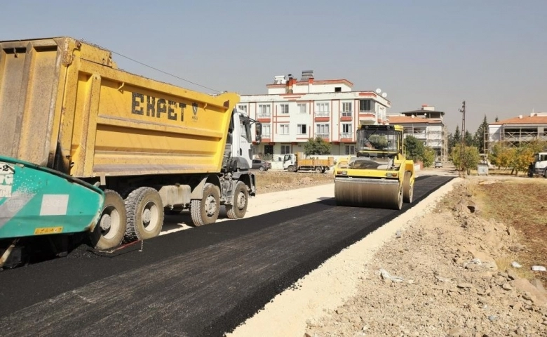 Aktoprak Mahallesi'nde yeni yollar asfaltlanıyor