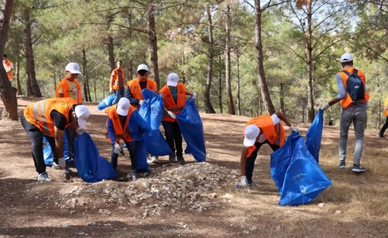 Şanlıurfa Fırat havzasındaki atıkları gönüllü gençler topladı