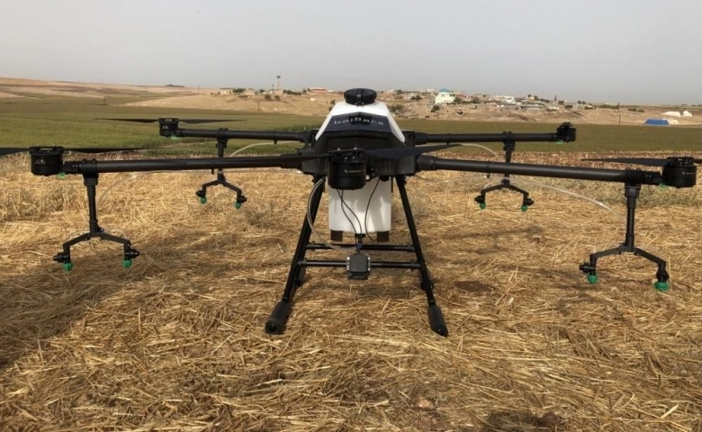 Mardin'de drone ile zirai ilaçlama yaparak ürün kaybının önüne geçiliyor