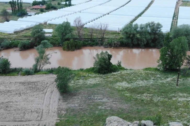 Türkiye'nin üçüncü en uzun nehri Sakarya'nın debisi arttı, suyu kahverengiye boyandı