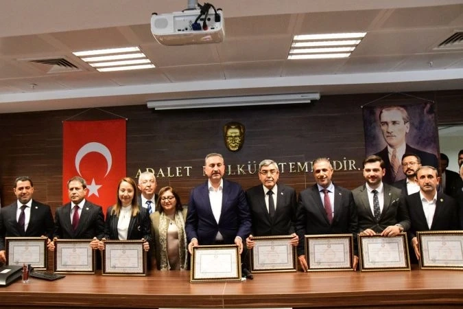 Gaziantep’te AK Partili milletvekilleri mazbatalarını aldı