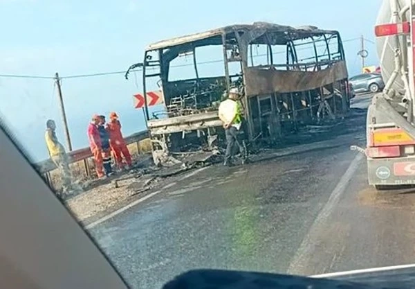 Mersin-Antalya Yolunda yolcu otobüsü alev alev yandı