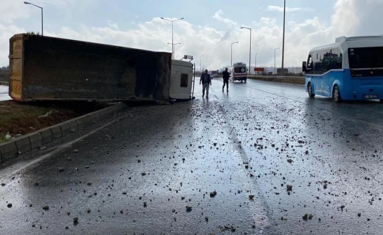 Hatay'da Önüne ambulans çıkan kamyon refüje çarptı