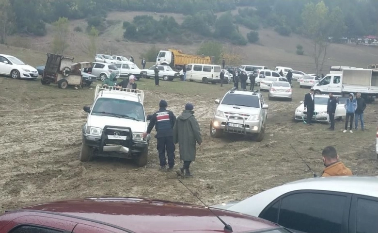 Kahramanmaraş'ta Çamura saplanan araçları kurtarma seferberliği