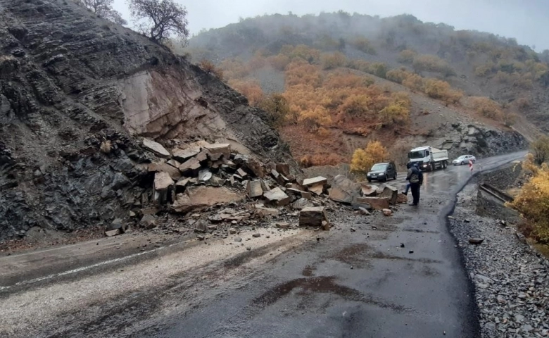 Tunceli'de Düşen dev kaya parçaları yolu ulaşıma kapattı