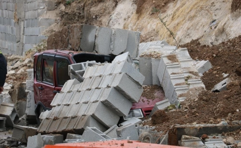 Kahramanmaraş'ta İstinat duvarı çöktü iki araç hurdaya döndü