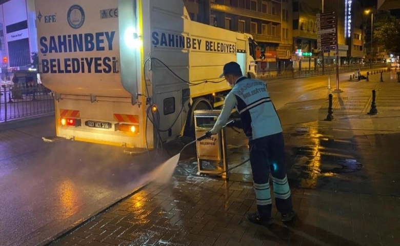 Şahinbey’de temizlik görevlileri 24 saat görev başında