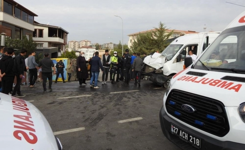 Gaziantep'te Öğrenci servisi ile halk otobüsü çarpıştı: 14 yaralı