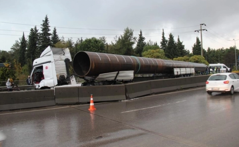 Boru yüklü tır bariyerlere çarptı, sürücü dereye düştü