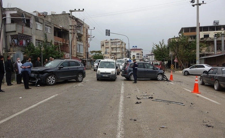 Hatay'da iki otomobil çarpıştı: 4 yaralı