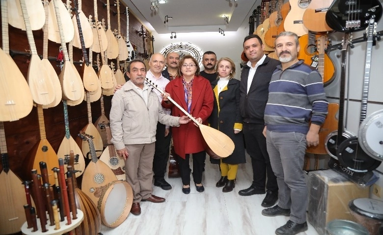 Gaziantep Büyükşehir Belediye Başkanı Şahin bağlama çalıp türkü söyledi