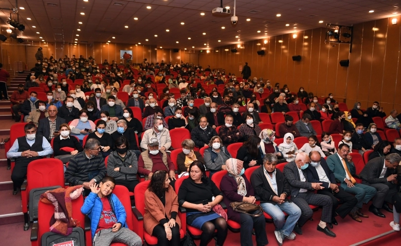 Mersin’de Büyükşehir Şehir Tiyatrosu oyunları ilçelerde de sahneleniyor