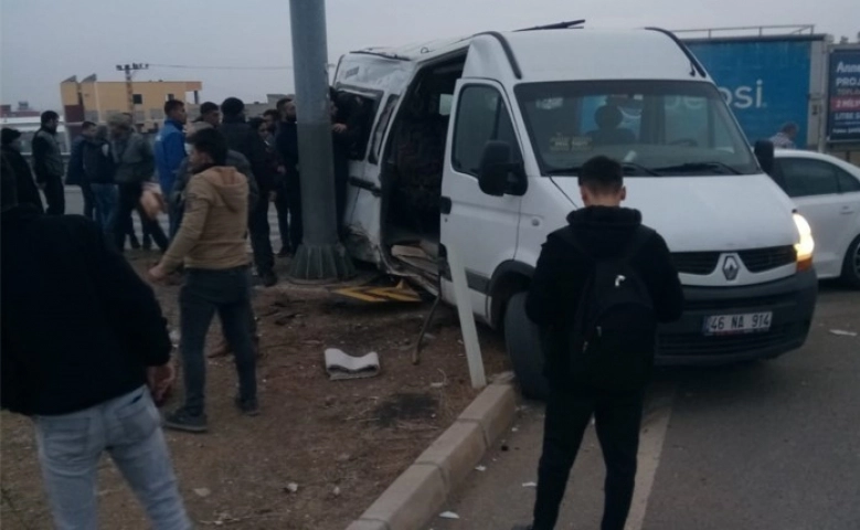 Gaziantep'te öğrenci minibüsü ile otomobil çarpıştı: 19 yaralı