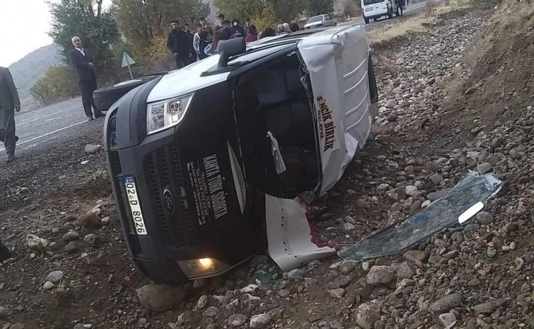 Adıyaman'da Kontrolden çıkan öğrenci servisi devrildi: 6 yaralı