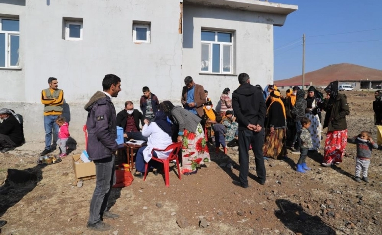 Siverek Karacadağ’da mevsimlik tarım işçileri aşılanıyor