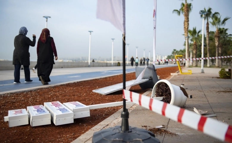 Mersin’e yakışmıyor, saldırganların yeni hedefi belediyenin kafesi oldu