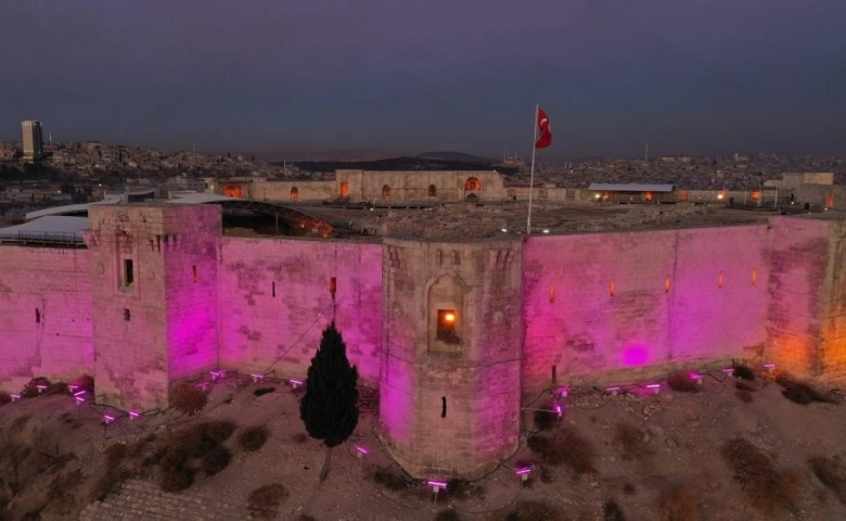 Gaziantep kalesi engelliler için mor renge büründü