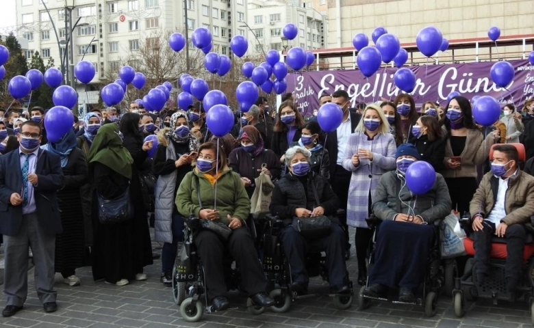 Gaziantep'te "mor umutlar" gökyüzüne bırakıldı