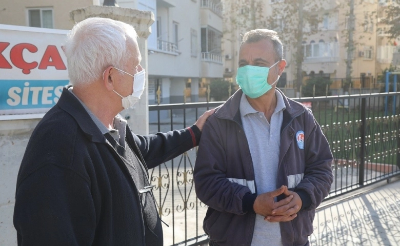 Mersin’de Belediyenin temizlik işçisi bulduğu cüzdanı sahibine ulaştırdı