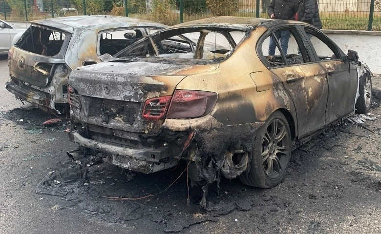 Gaziantep'te lüks araçlar kundaklandı