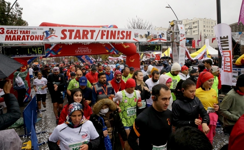 Gazi Yarı Maratonu'nda kurtuluşun 100’üncü yılı için koşuldu