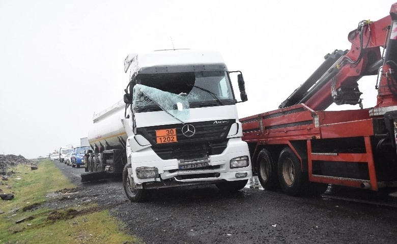 Akaryakıt yüklü tanker devrildi, uzun trafik kuyruğu oluştu