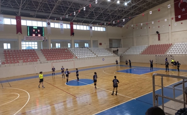 Hentbol ’da kadınlar galibiyetle, erkekler mağlubiyetle dönüyor