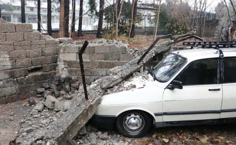 Kahramanmaraş Orman Bölge Müdürlüğü’nün istinat duvarı devrildi