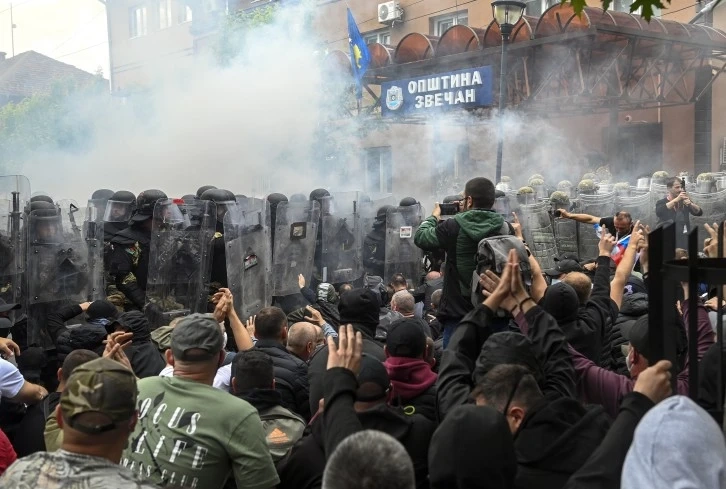 Sırbistan – Kosova arasında gerginlik tırmanıyor  olaylarda 25'i KFOR askeri 75 kişi yaralandı