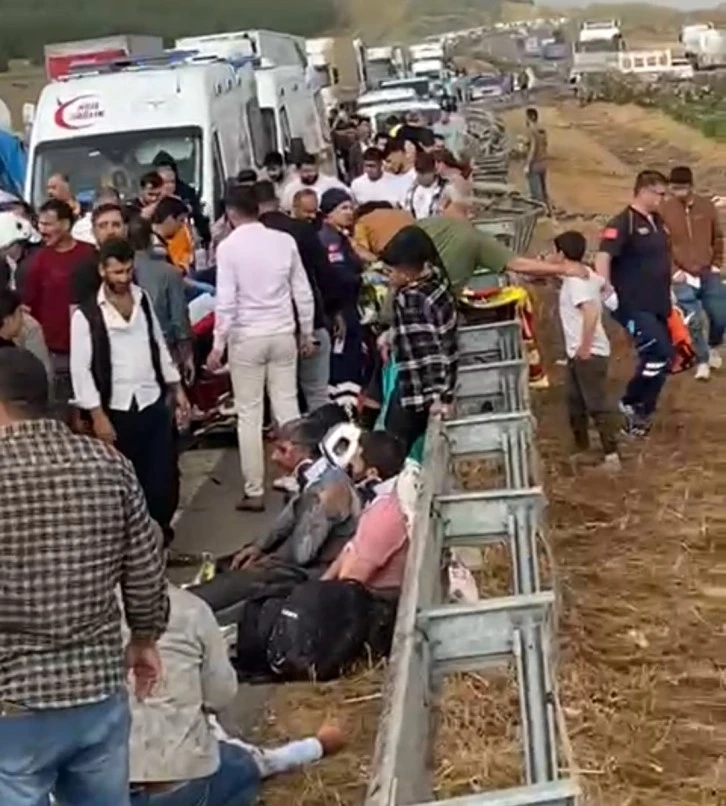 Zincirleme trafik kazası  2 ölü 20 yaralı TAG Otoyolu uzun süre trafiğe kapatıldı