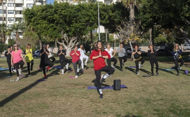 Mersin Büyükşehir Belediyesinden kadınlara ücretsiz pilates aktivitesi