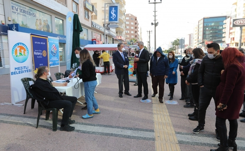 Mezitli Belediyesinden halka tansiyon ve şeker ölçümü hizmeti