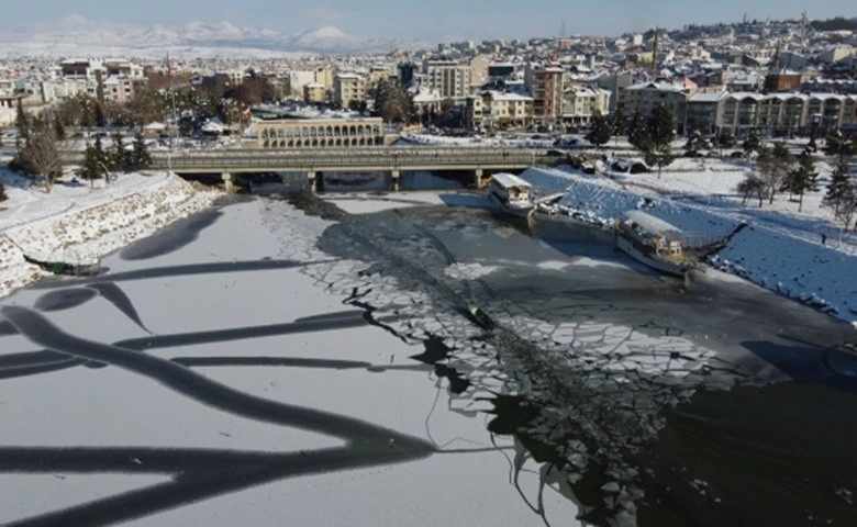 Kıyıları donan Beyşehir Gölü'nde balıkçıların buz kırma mesaisi