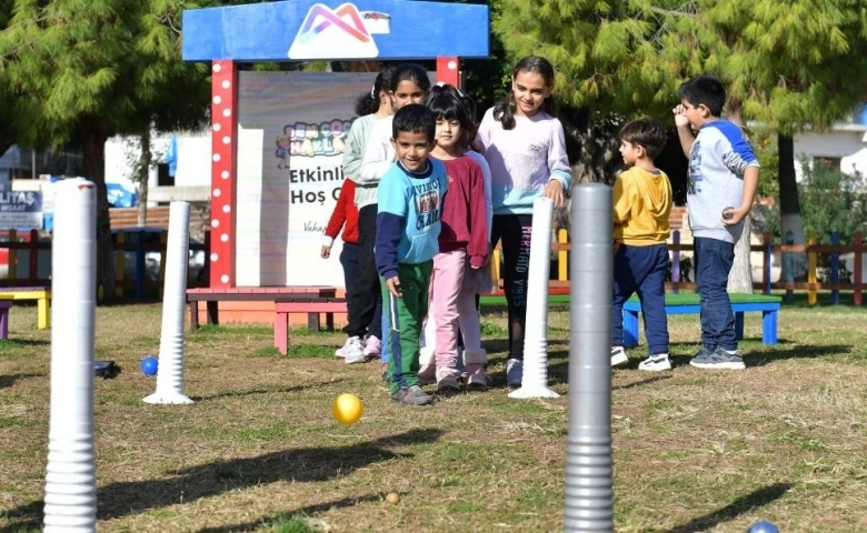 Mersin'de Çocuklar her pazar sahilde bocce oynuyor